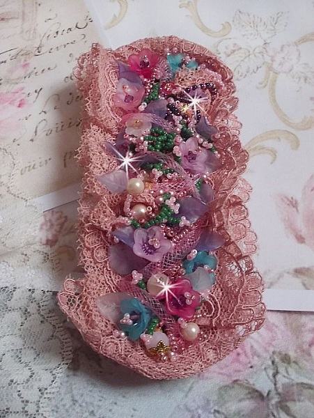 Bracelet Jardin Po&eacute;tique manchette brod&eacute; avec dentelle Vieux Rose, r&eacute;sille tubulaire, cristaux, fleurs et feuilles Lucites, fleurs givr&eacute;es R&eacute;sine, facettes, rocailles et perles rondes en Nacre