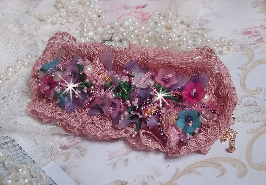 Bracelet Jardin Po&eacute;tique manchette brod&eacute; avec dentelle Vieux Rose, r&eacute;sille tubulaire, cristaux, fleurs et feuilles Lucites, fleurs givr&eacute;es R&eacute;sine, facettes, rocailles et perles rondes en Nacre