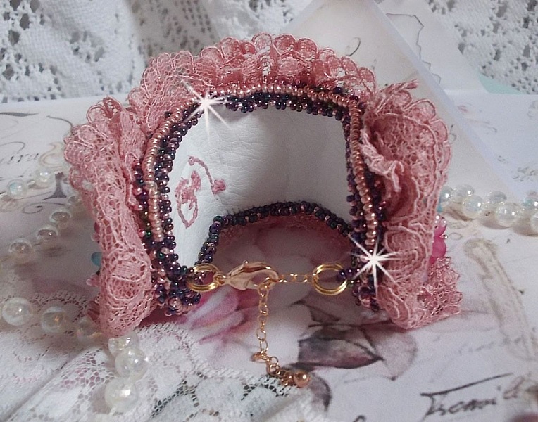 Bracelet Jardin Po&eacute;tique manchette brod&eacute; avec dentelle Vieux Rose, r&eacute;sille tubulaire, cristaux, fleurs et feuilles Lucites, fleurs givr&eacute;es R&eacute;sine, facettes, rocailles et perles rondes en Nacre
