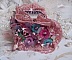 Bracelet Jardin Po&eacute;tique manchette brod&eacute; avec dentelle Vieux Rose, r&eacute;sille tubulaire, cristaux, fleurs et feuilles Lucites, fleurs givr&eacute;es R&eacute;sine, facettes, rocailles et perles rondes en Nacre