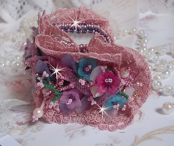 Bracelet Jardin Po&eacute;tique manchette brod&eacute; avec dentelle Vieux Rose, r&eacute;sille tubulaire, cristaux, fleurs et feuilles Lucites, fleurs givr&eacute;es R&eacute;sine, facettes, rocailles et perles rondes en Nacre