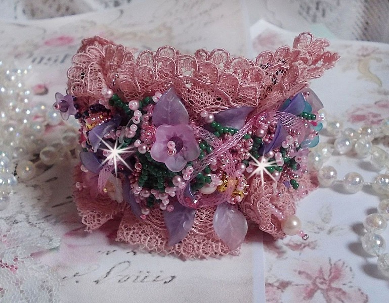 Bracelet Jardin Po&eacute;tique manchette brod&eacute; avec dentelle Vieux Rose, r&eacute;sille tubulaire, cristaux, fleurs et feuilles Lucites, fleurs givr&eacute;es R&eacute;sine, facettes, rocailles et perles rondes en Nacre