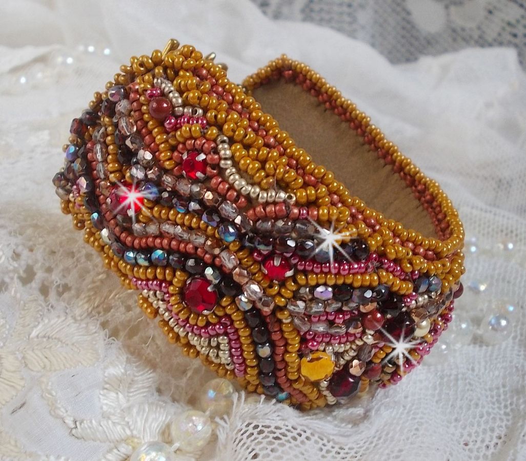 Bracelet Jaspe Rouge manchette brod&eacute; avec un cabochon Jaspe Rouge, des Cristaux de Swarovski et des rocailles