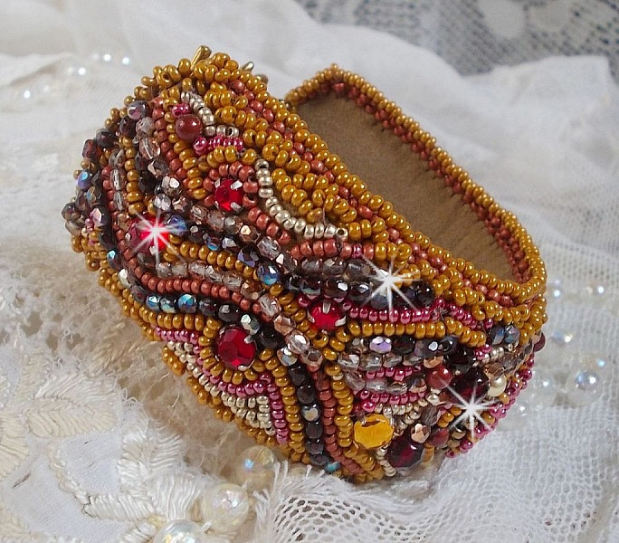 Bracelet Jaspe Rouge manchette brod&eacute; avec un cabochon Jaspe Rouge, des Cristaux de Swarovski et des rocailles