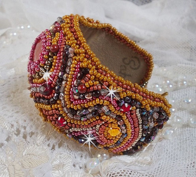 Bracelet Jaspe Rouge manchette brod&eacute; avec un cabochon Jaspe Rouge, des Cristaux de Swarovski et des rocailles