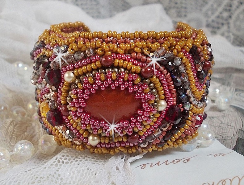 Bracelet Jaspe Rouge manchette brod&eacute; avec un cabochon Jaspe Rouge, des Cristaux de Swarovski et des rocailles