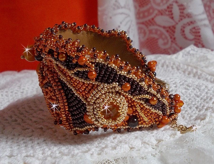Bracelet Lady in Orange manchette Haute Couture brod&eacute; sur cuir avec cabochons en cristal, facettes, gouttes, perles nacr&eacute;es, rocailles aux couleurs Orange, Jaune, Or, Marron pour un style contemporain