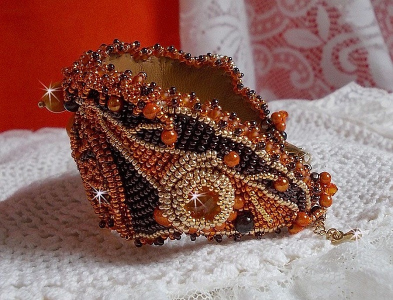 Bracelet Lady in Orange manchette Haute Couture brod&eacute; sur cuir avec cabochons en cristal, facettes, gouttes, perles nacr&eacute;es, rocailles aux couleurs Orange, Jaune, Or, Marron pour un style contemporain