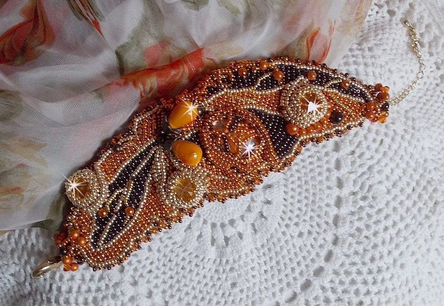 Bracelet Lady in Orange manchette Haute Couture brod&eacute; sur cuir avec cabochons en cristal, facettes, gouttes, perles nacr&eacute;es, rocailles aux couleurs Orange, Jaune, Or, Marron pour un style contemporain
