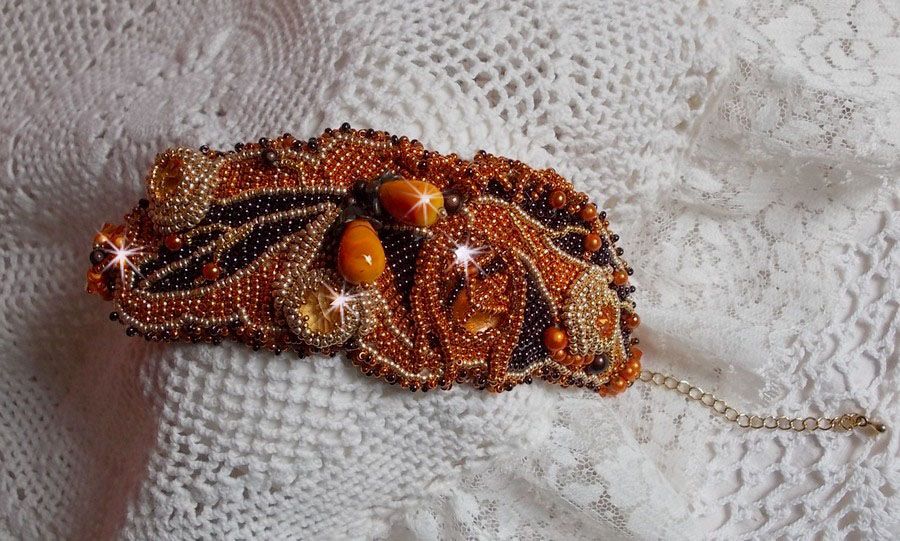 Bracelet Lady in Orange manchette Haute Couture brod&eacute; sur cuir avec cabochons en cristal, facettes, gouttes, perles nacr&eacute;es, rocailles aux couleurs Orange, Jaune, Or, Marron pour un style contemporain