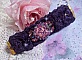 Bracelet Lady Romantique brod&eacute; avec une dentelle violine ann&eacute;e 1950, cabochon tissu en lin rose brod&eacute; de fleurs et branches en rocailles, cristaux, fleurs, fermoir et cha&icirc;nette en Plaqu&eacute; Or