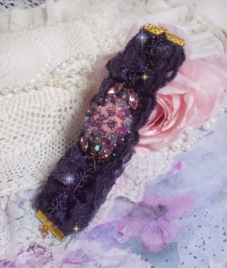 Bracelet Lady Romantique brod&eacute; avec une dentelle violine ann&eacute;e 1950, cabochon tissu en lin rose brod&eacute; de fleurs et branches en rocailles, cristaux, fleurs, fermoir et cha&icirc;nette en Plaqu&eacute; Or