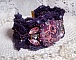 Bracelet Lady Romantique brod&eacute; avec une dentelle violine ann&eacute;e 1950, cabochon tissu en lin rose brod&eacute; de fleurs et branches en rocailles, cristaux, fleurs, fermoir et cha&icirc;nette en Plaqu&eacute; Or