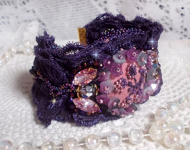 Bracelet Lady Romantique brod&eacute; avec une dentelle violine ann&eacute;e 1950, cabochon tissu en lin rose brod&eacute; de fleurs et branches en rocailles, cristaux, fleurs, fermoir et cha&icirc;nette en Plaqu&eacute; Or