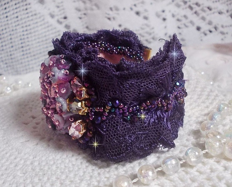 Bracelet Lady Romantique brod&eacute; avec une dentelle violine ann&eacute;e 1950, cabochon tissu en lin rose brod&eacute; de fleurs et branches en rocailles, cristaux, fleurs, fermoir et cha&icirc;nette en Plaqu&eacute; Or