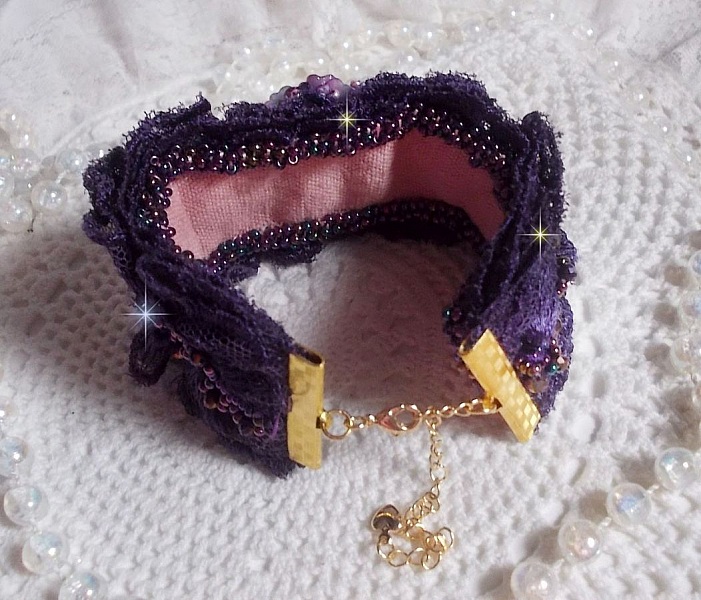 Bracelet Lady Romantique brod&eacute; avec une dentelle violine ann&eacute;e 1950, cabochon tissu en lin rose brod&eacute; de fleurs et branches en rocailles, cristaux, fleurs, fermoir et cha&icirc;nette en Plaqu&eacute; Or
