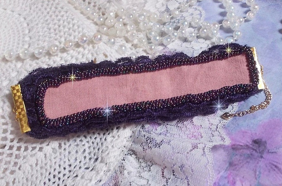 Bracelet Lady Romantique brod&eacute; avec une dentelle violine ann&eacute;e 1950, cabochon tissu en lin rose brod&eacute; de fleurs et branches en rocailles, cristaux, fleurs, fermoir et cha&icirc;nette en Plaqu&eacute; Or