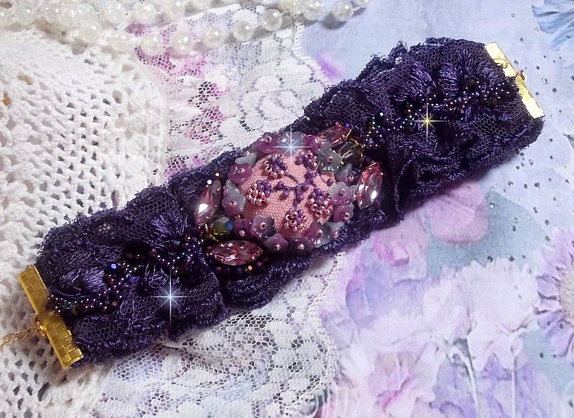 Bracelet Lady Romantique brod&eacute; avec une dentelle violine ann&eacute;e 1950, cabochon tissu en lin rose brod&eacute; de fleurs et branches en rocailles, cristaux, fleurs, fermoir et cha&icirc;nette en Plaqu&eacute; Or