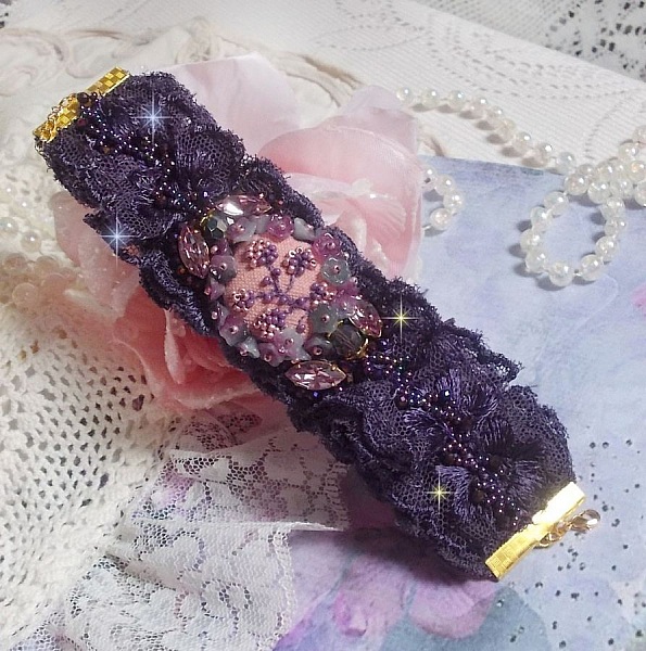 Bracelet Lady Romantique brod&eacute; avec une dentelle violine ann&eacute;e 1950, cabochon tissu en lin rose brod&eacute; de fleurs et branches en rocailles, cristaux, fleurs, fermoir et cha&icirc;nette en Plaqu&eacute; Or