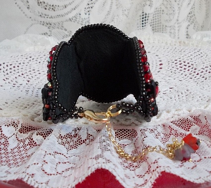 Bracelet manchette Midnight in Paris brod&eacute; tendance romantique avec un cabochon en verre