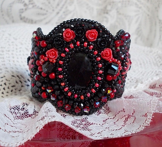 Bracelet manchette Midnight in Paris brod&eacute; tendance romantique avec un cabochon en verre