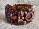 Bracelet manchette artisanal brodé avec perles, améthyste et nacre.