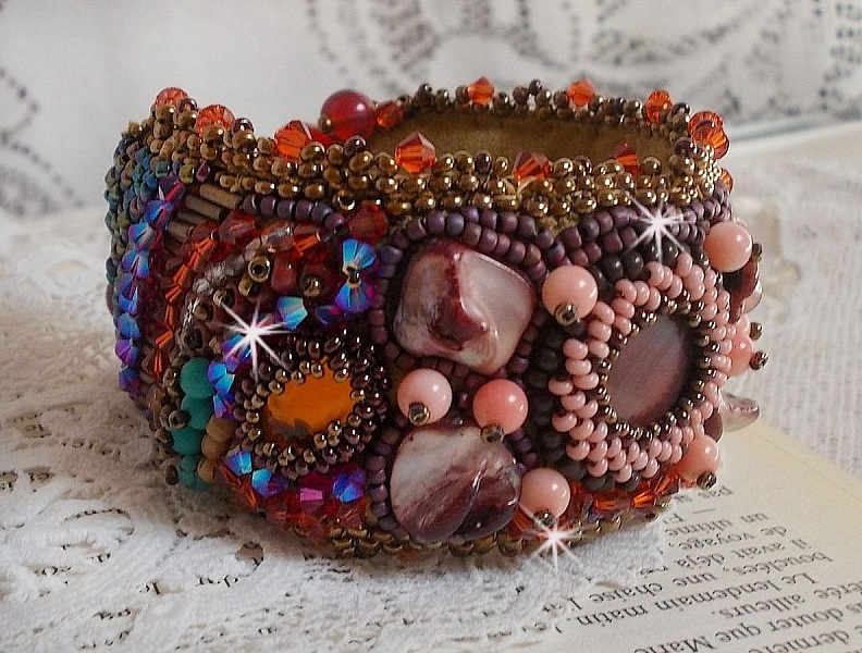 Bracelet manchette artisanal brodé avec perles, améthyste et nacre.