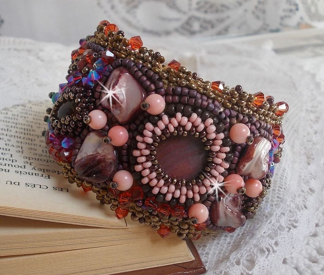 Bracelet manchette artisanal brodé avec perles, améthyste et acajou.