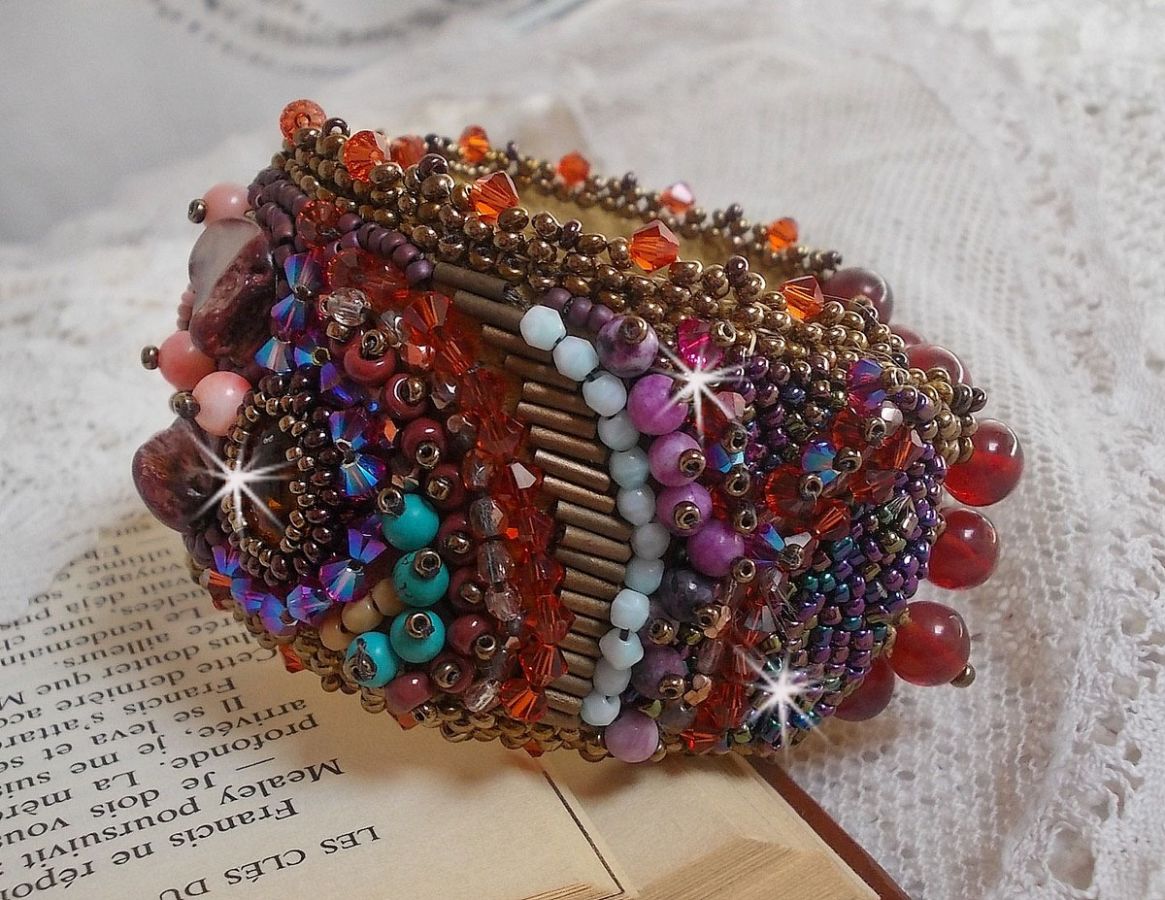 Bracelet manchette artisanal brodé avec perles, cristaux et nacre.