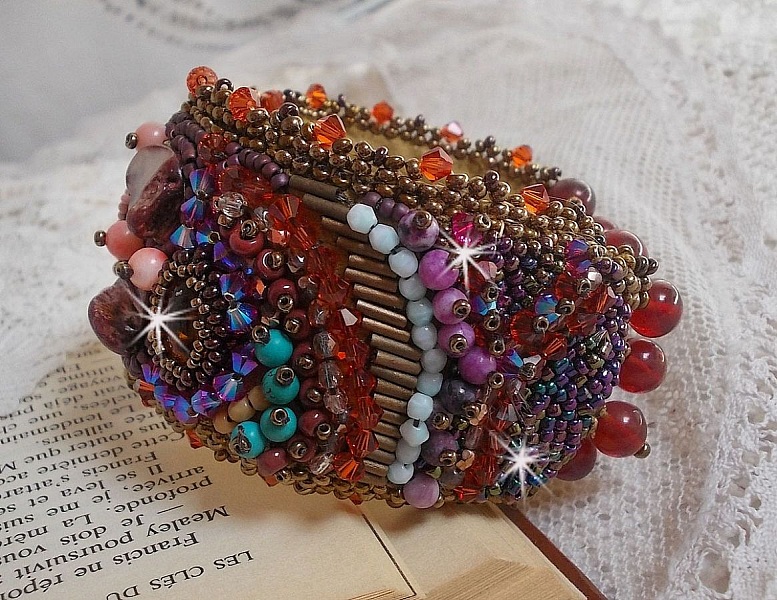 Bracelet manchette artisanal brodé avec perles, cristaux et nacre.