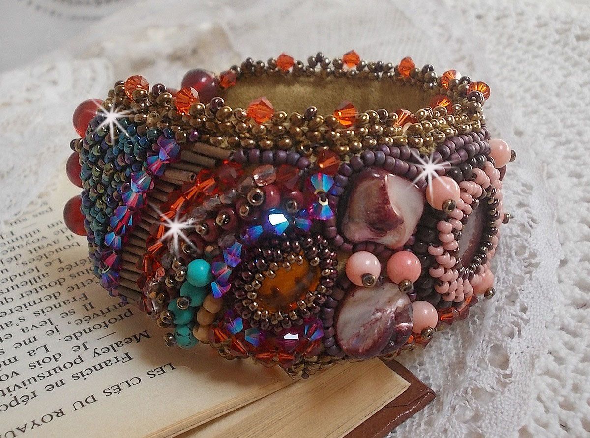 Bracelet manchette artisanal brodé avec perles, gemmes et nacre.