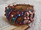 Bracelet manchette artisanal brodé avec perles, gemmes et nacre.