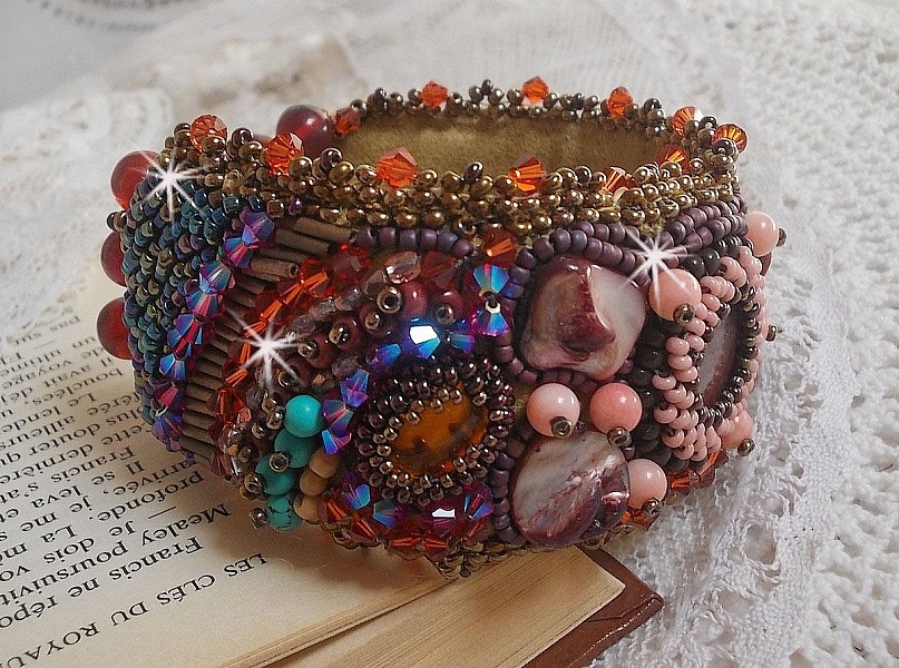 Bracelet manchette artisanal brodé avec perles, gemmes et nacre.