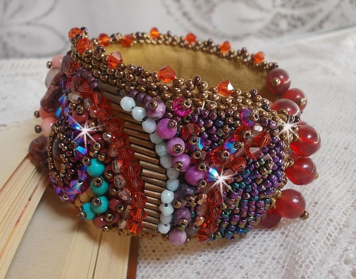 Bracelet manchette artisanal brodé avec perles et pierres précieuses.