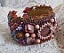 Bracelet manchette artisanal brodé avec perles, améthyste et corail.