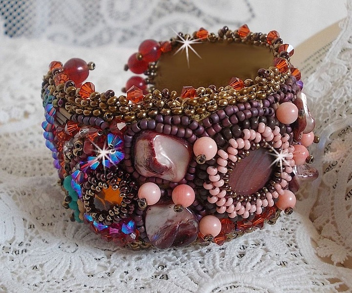 Bracelet manchette artisanal brodé avec perles, améthyste et corail.
