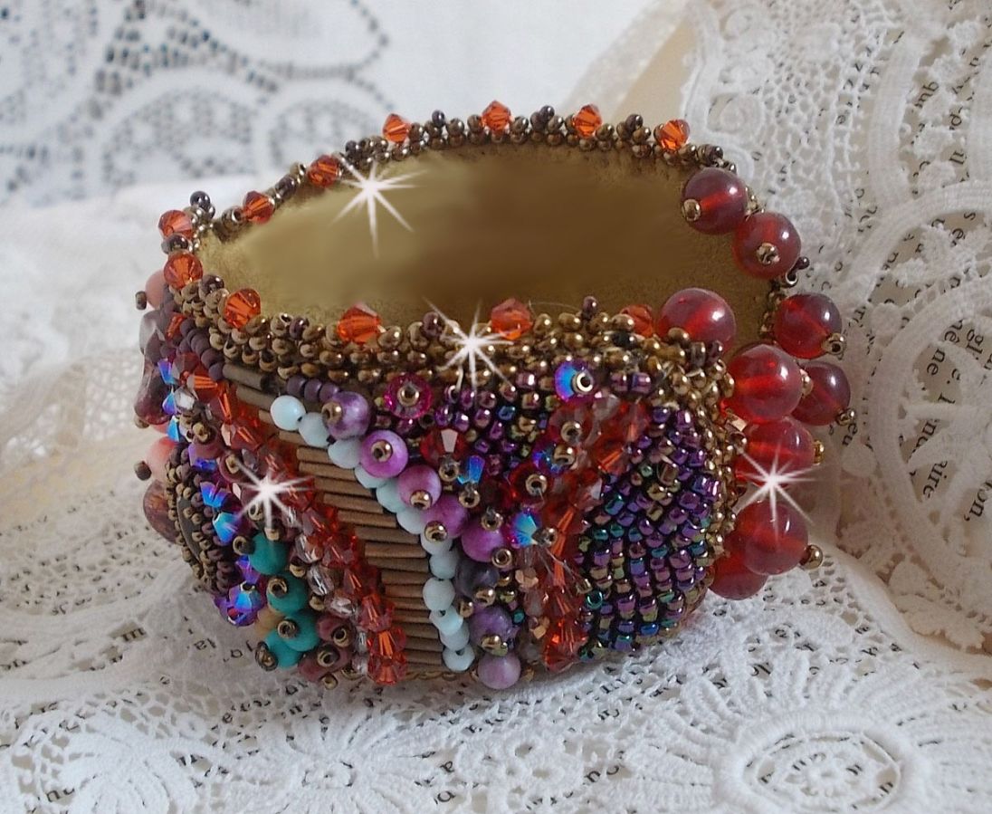 Bracelet manchette artisanal brodé de perles, améthyste et cristaux.