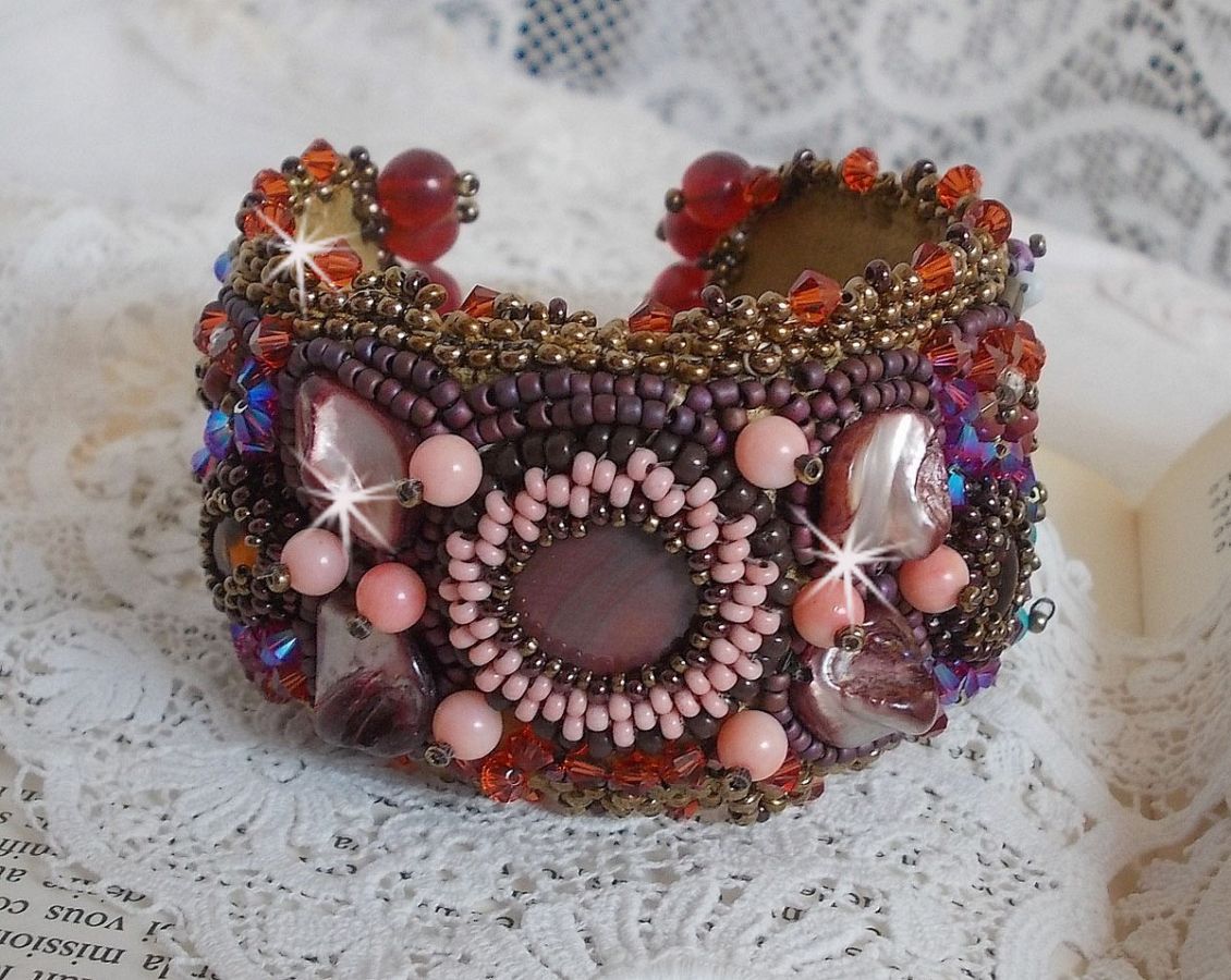 Bracelet manchette artisanal brodé avec perles, nacres et cristaux.