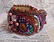 Bracelet manchette artisanal brodé avec perles, cristaux et nacre.