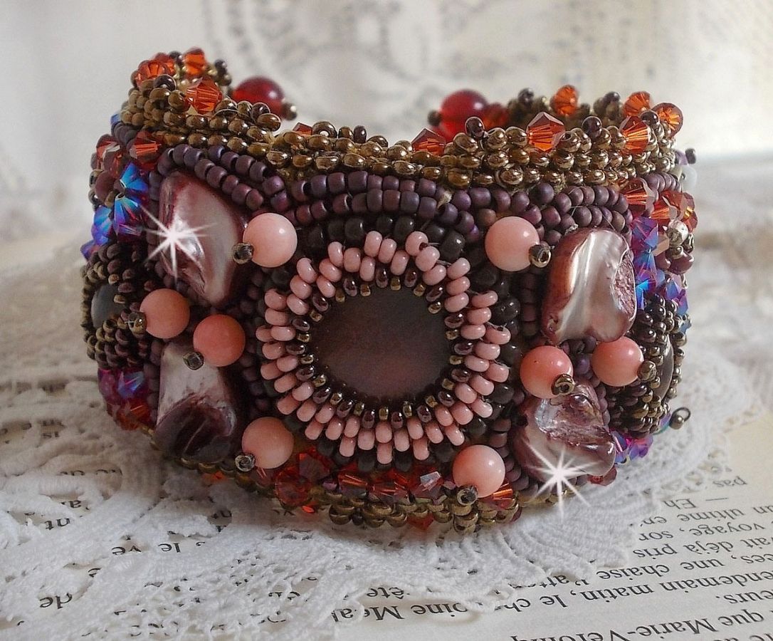 Bracelet manchette artisanal brodé avec perles, nacre et cristaux.