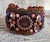Bracelet manchette artisanal brodé avec perles, nacre et cristaux.