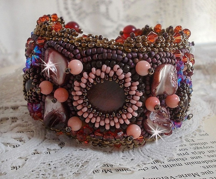 Bracelet manchette artisanal brodé avec perles, nacre et cristaux.