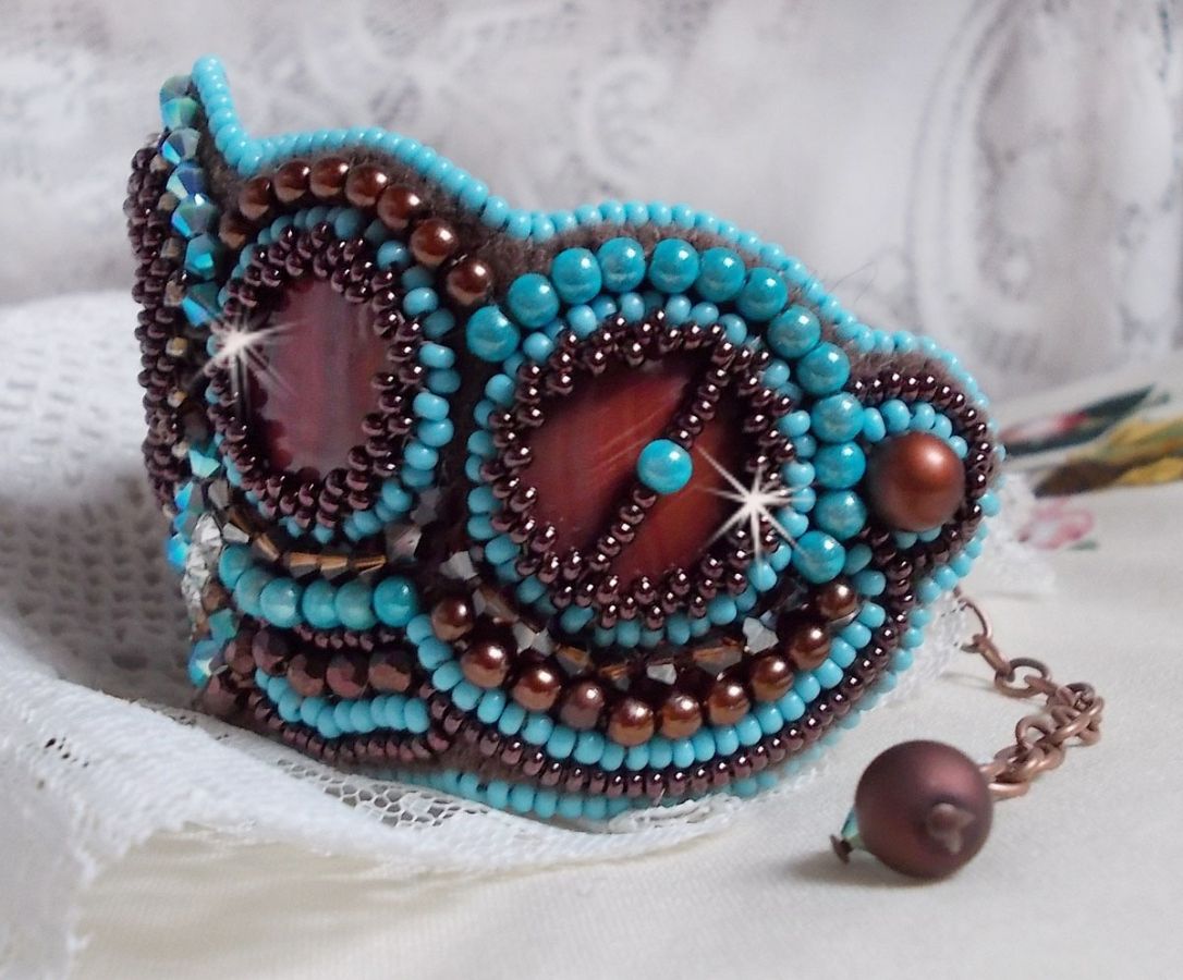 Bracelet manchette artisanal en turquoise, nacre et perles brodées.