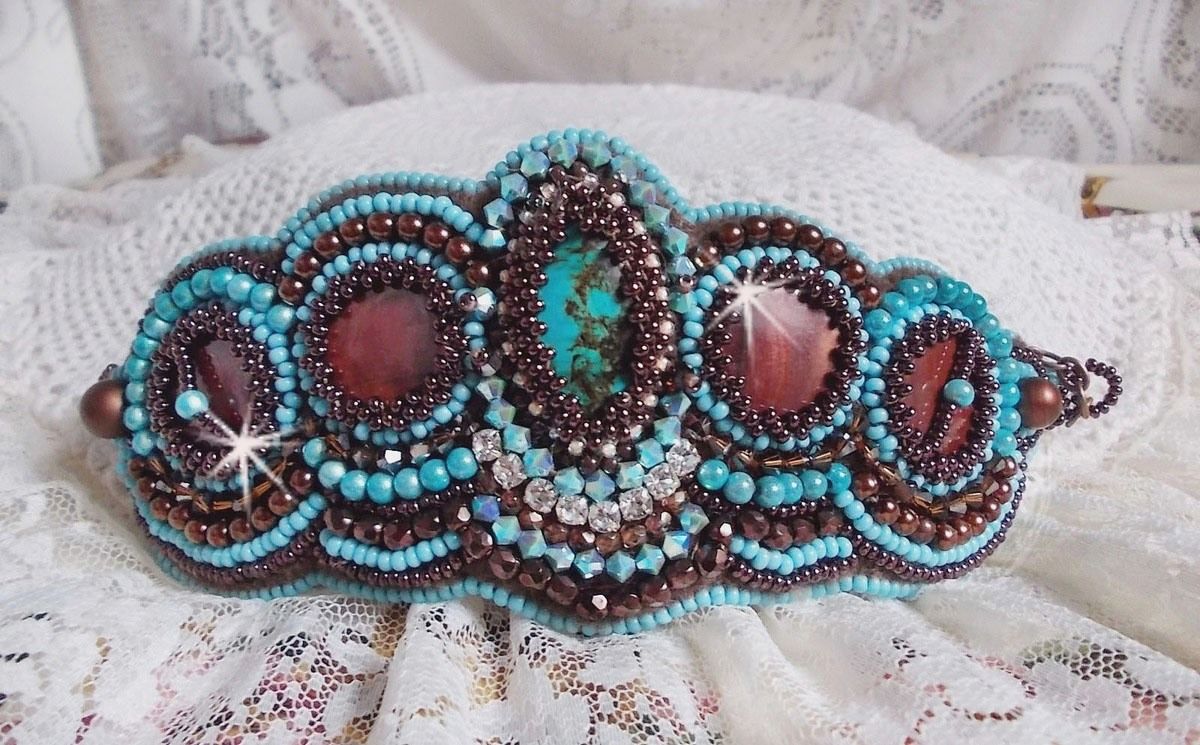 Bracelet manchette artisanal en turquoise, nacre et perles brodées.