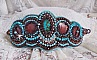 Bracelet manchette artisanal en turquoise, nacre et perles brodées.