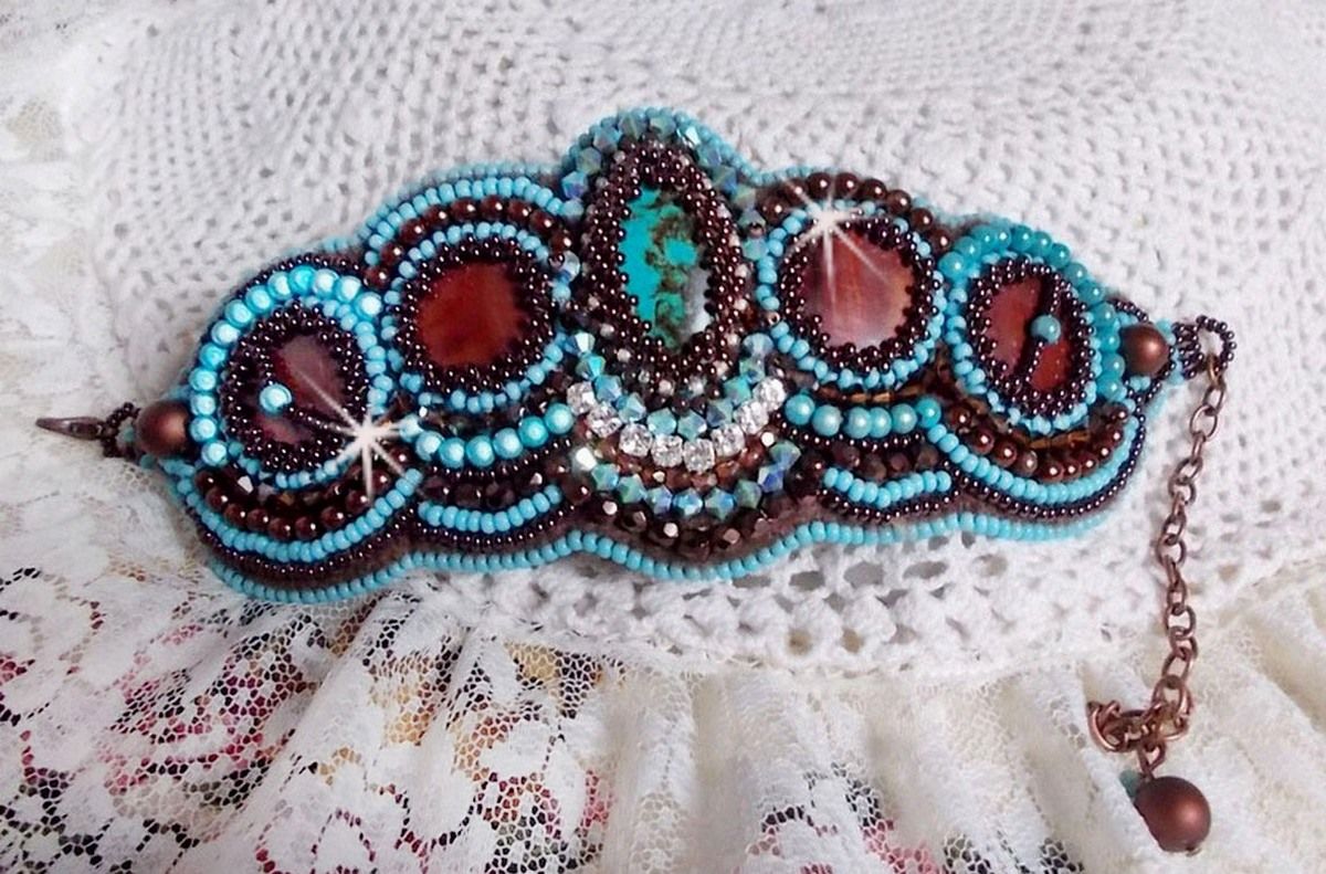 Bracelet manchette artisanal en turquoise, nacre et perles brodées.