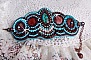 Bracelet manchette artisanal en turquoise, nacre et perles brodées.