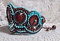Bracelet manchette artisanal brodé en turquoise, nacre et perles.