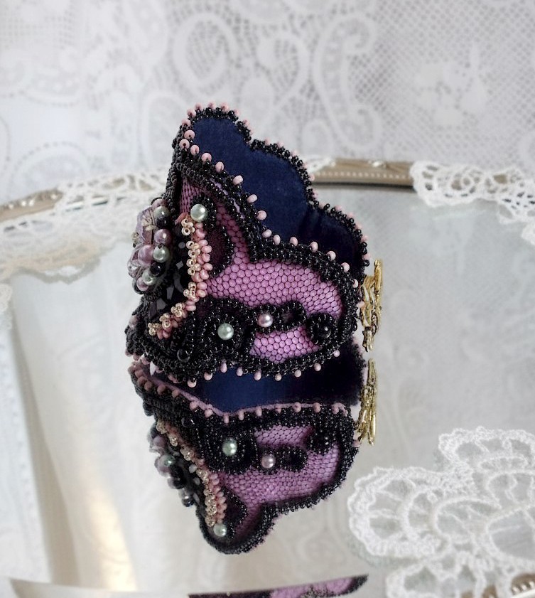 Bracelet Marquise manchette cr&eacute;&eacute; avec dentelle ancienne, rondes nacr&eacute;es, poires facett&eacute;es et perles Cristal Swarovski