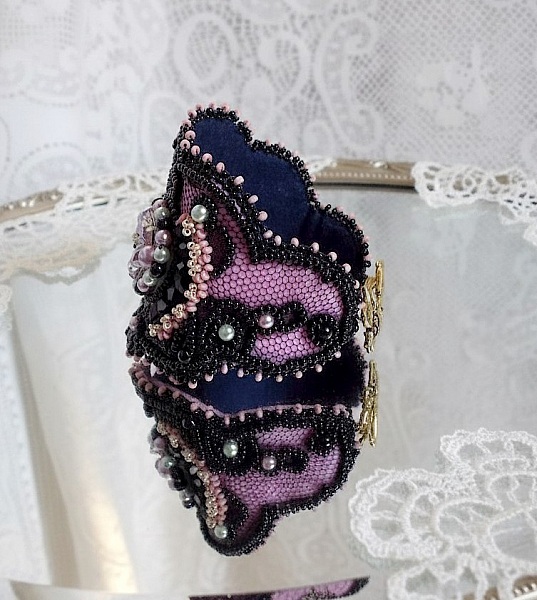 Bracelet Marquise manchette cr&eacute;&eacute; avec dentelle ancienne, rondes nacr&eacute;es, poires facett&eacute;es et perles Cristal Swarovski